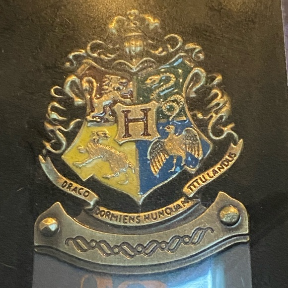 NIB Harry Potter Hogwarts Crest Bookmark from The Noble Collection - Picture 4 of 8